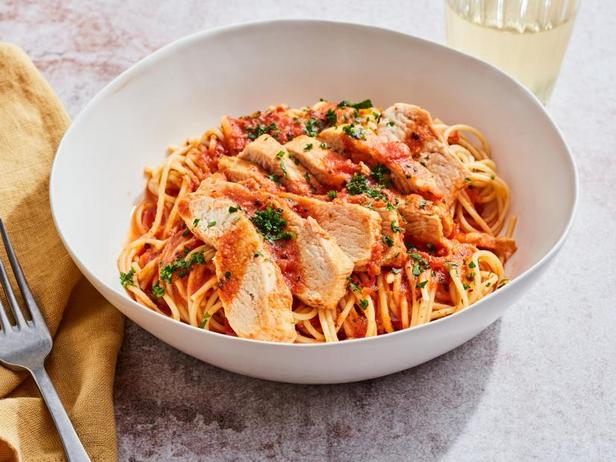 Wie man Hähnchen in Marinara-Sauce ohne Auftauen zubereitet