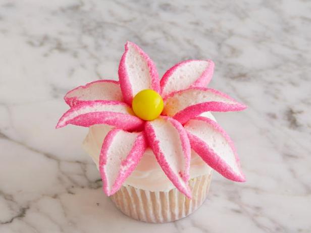 So backt man einen Marshmallow-Blumen-Cupcake