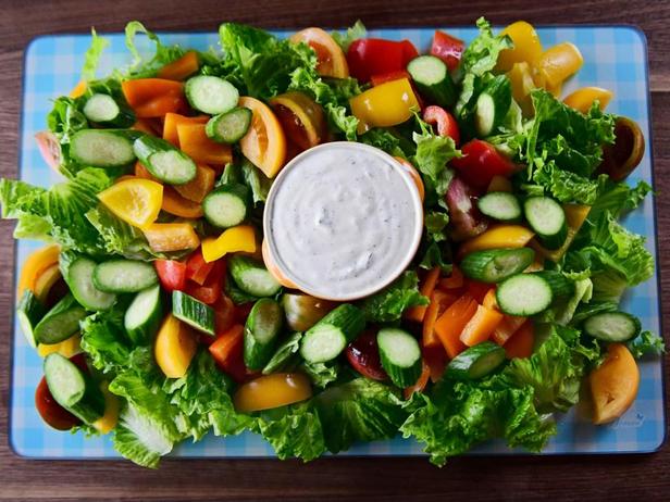 So bereiten Sie einen Sommersalat zu