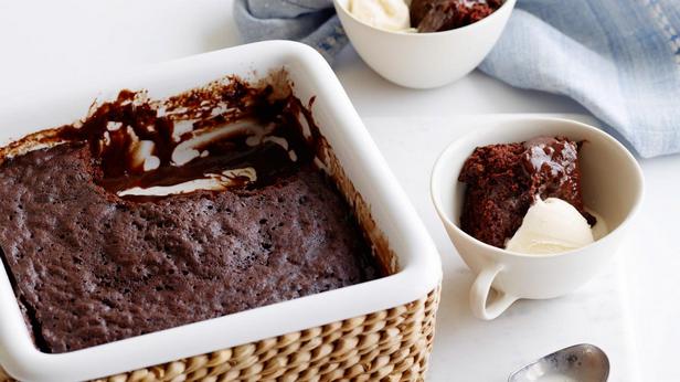 So bereiten Sie einen Schokoladenpuddingkuchen in der Mikrowelle zu