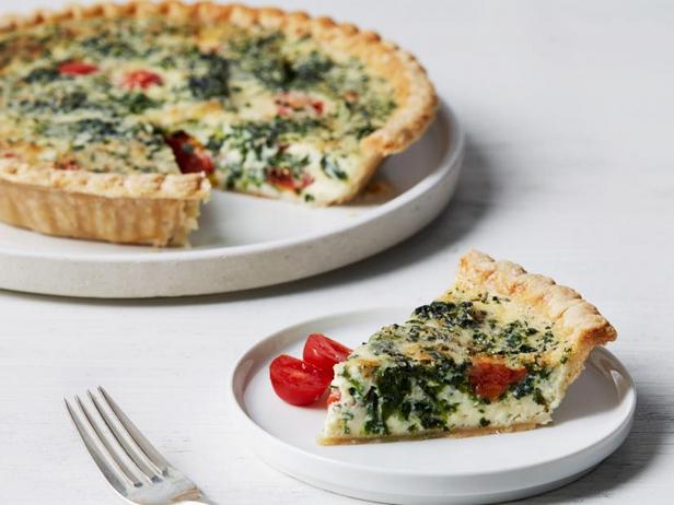 So bereiten Sie eine Spinat-, Parmesan- und Tomatenquiche zu