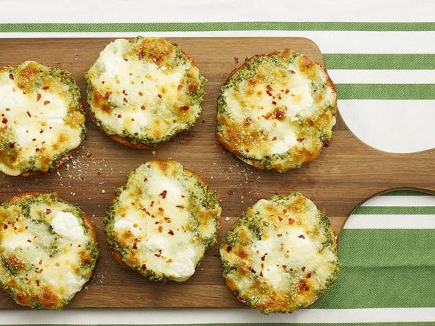 Rezept für Mini-Bagel-Pizzas mit Spinat und Artischocken