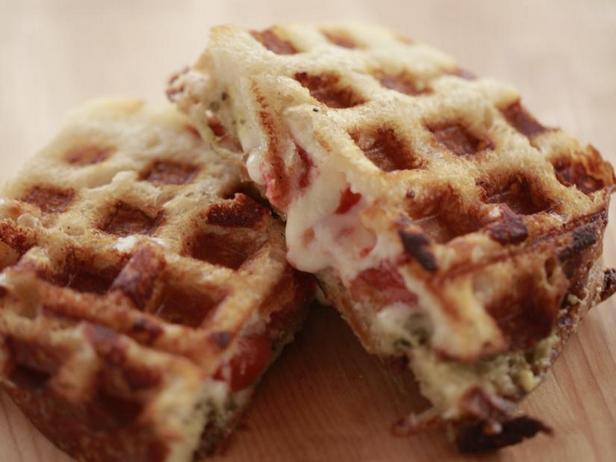 Wie man Panini im Waffeleisen zubereitet