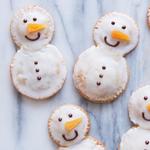 Schneemann-Kuchen mit süßer Füllung