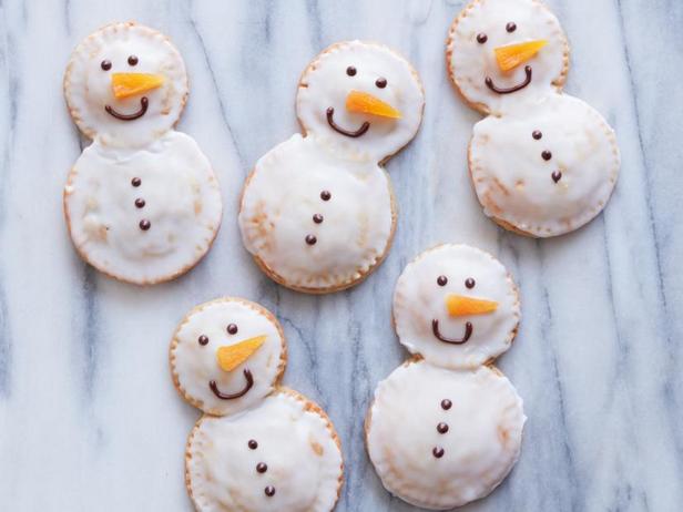 Wie man Schneemann-Kuchen mit süßer Füllung zubereitet