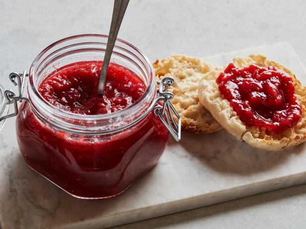 Wie man Erdbeer-Rhabarber-Marmelade zubereitet