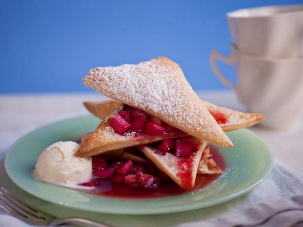 Zubereitung - Millefeuille mit Erdbeeren, Rhabarber und Sauerrahmeis