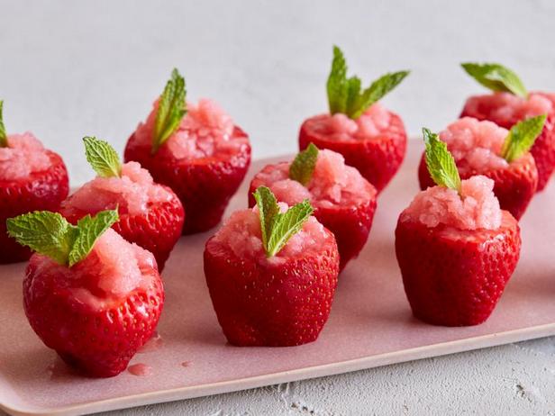 Zubereitung - Roséwein-Granita in Erdbeerschalen