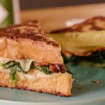 Französischer Toast mit Gruyère, Senfgrün und geräuchertem Speck