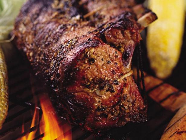 Wie man Schweinelende und Rippchen mit Mojo-Sauce zubereitet