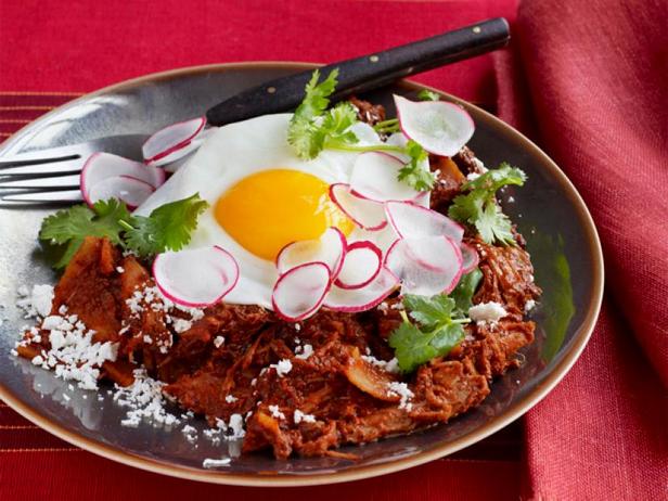 Tavuklu ve Yumurtalı Chilaquiles Nasıl Yapılır?