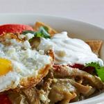 Chilaquiles mit Hähnchen und Salsa Verde