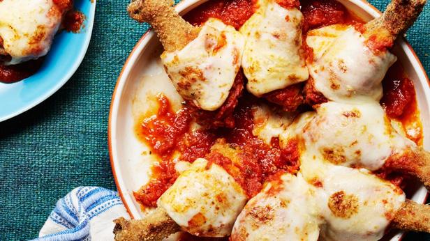 Wie man Hähnchenkeulen Parmesan zubereitet