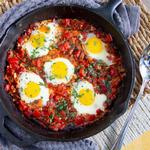 Shakshuka in der Pfanne mit flüssigem Eigelb