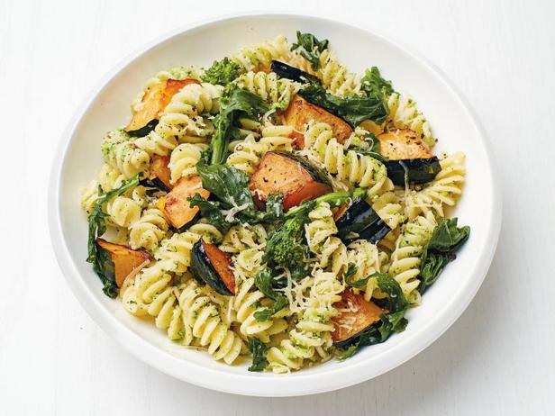 Wie man Fusilli mit Kürbis- und Stängelkohlpesto zubereitet