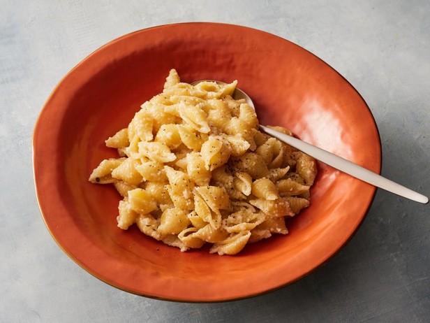 Nudeln in Öl mit Blumenkohl und Parmesan