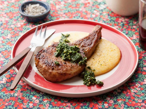 Schweinekoteletts mit Grünkohl-Walnuss-Pesto