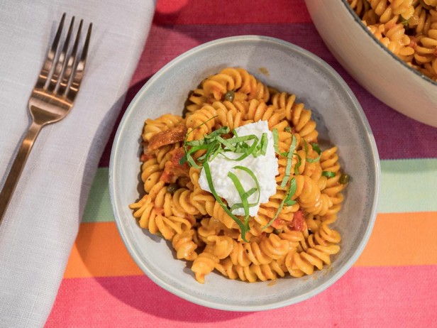 Einfache Fusilli-Nudeln in Tomatensauce