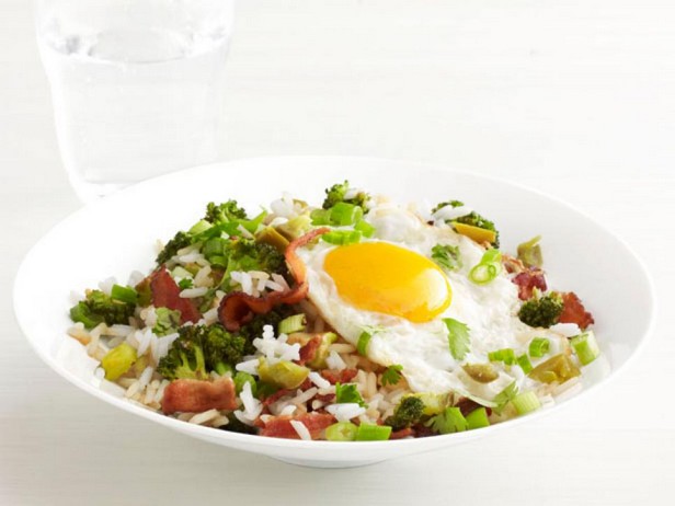 Reisschüssel mit Speck und Brokkoli