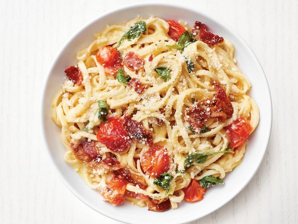 Linguine mit Speck und Tomaten