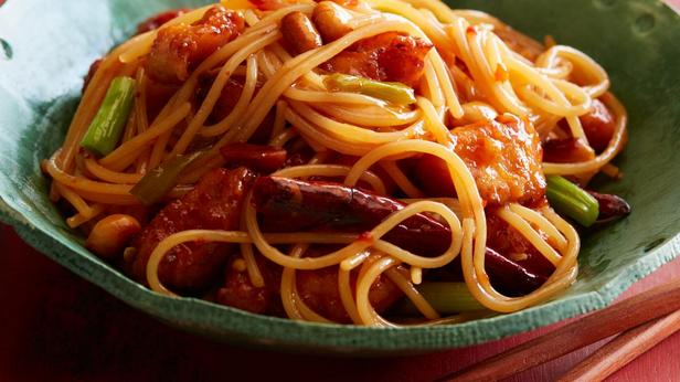 Wie man Kung-Pao-Spaghetti macht