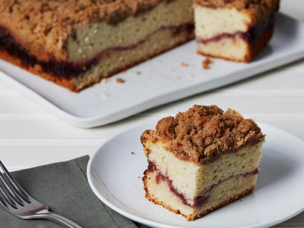 Come preparare la torta con marmellata di ciliegie e glassa al caffè.