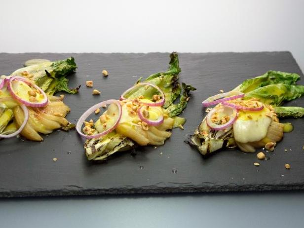 Zubereitung - Gegrillter Römersalat mit gebackenen Birnen, Taleggio-Käse und Haselnüssen