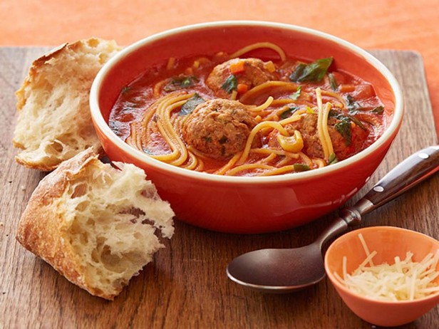 Ragoutsuppe mit Spaghetti und Fleischbällchen