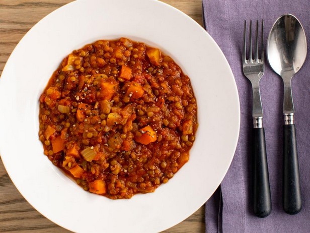 Geschmorte Linsen mit Tomaten