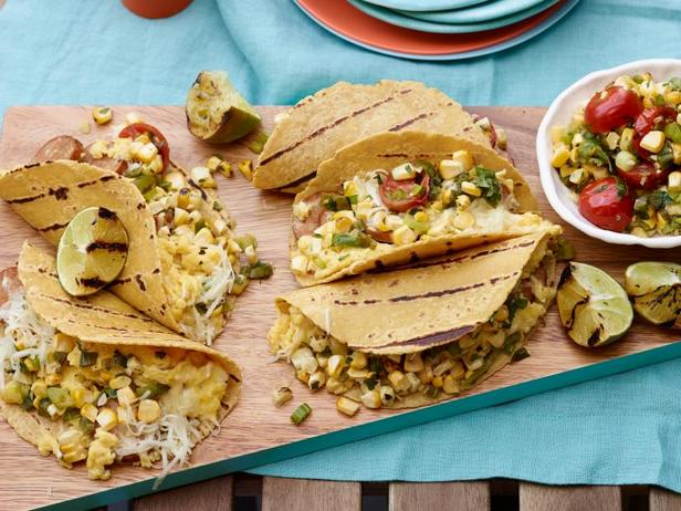 Wie man gegrillte Frühstückstacos zubereitet