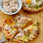 Frühstückspizza mit gegrillter Wurst