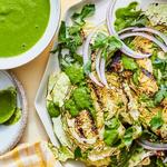 Gegrillte Kohlsteaks mit Koriander-Limetten-Sauce