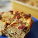 Strata mit Schinken und Käse zum Frühstück