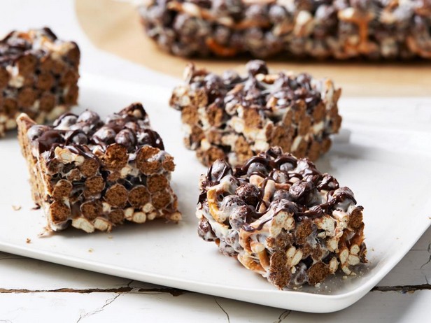 Barrette di cereali con pretzel ricoperte di cioccolato