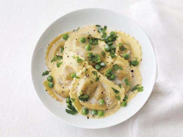 Ravioli con piselli in salsa Alfredo