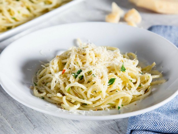 Spaghetti burro e aglio (allio e olio)