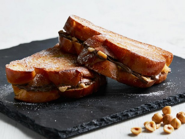 Panini con crema spalmabile al cioccolato e nocciole