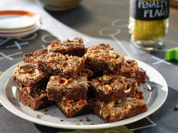 Fıstık Ezmeli Brownie ve Tuzlu Krakerler