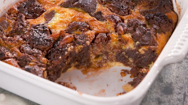 Brownie ve hindistan cevizi şekerlemeli ekmek pudingi