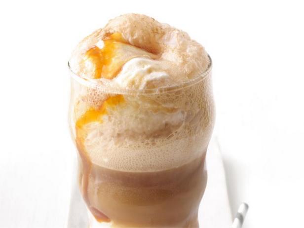 Zubereitung - Bourbon-, Eiscreme- und Karamell-Cocktail