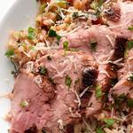 لحم خنزير طري مغطى بقشرة من الأعشاب مع أرز الطماطم