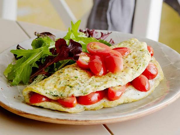 Come preparare una frittata di albumi con erbe aromatiche e pomodori freschi