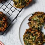 Kartoffelpuffer mit Gemüse und Grünkohl