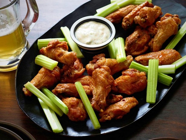 Buffalo Wings mit scharfer Käsesauce