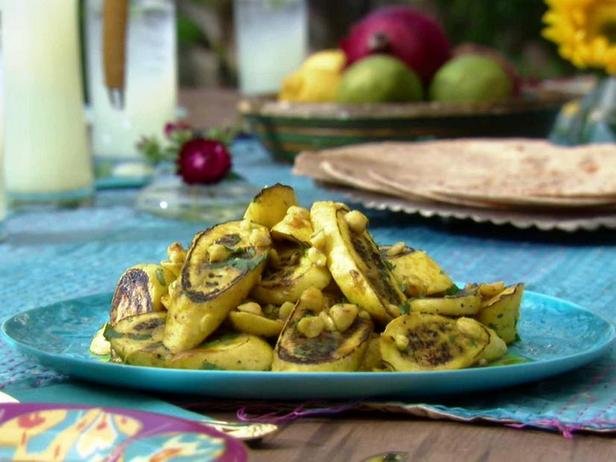 Wie man Zucchini in Butter mit Kurkuma zubereitet
