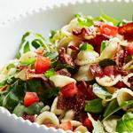 Sommersalat mit Nudeln, Tomaten und Speck
