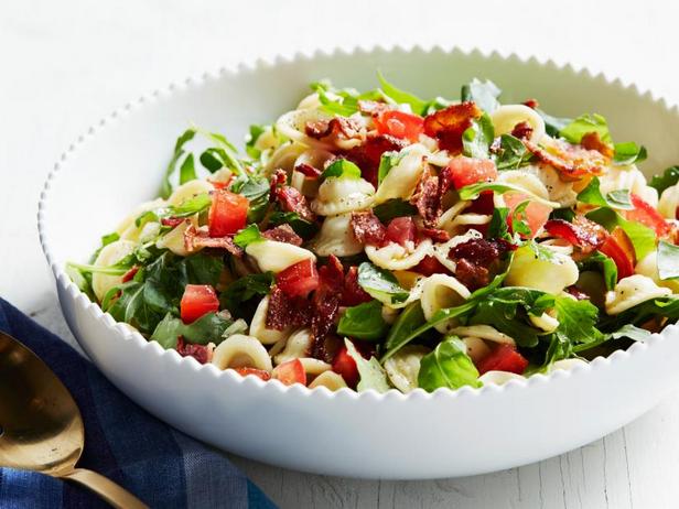 So wird's gemacht – Sommerlicher Nudelsalat mit Tomaten und Speck