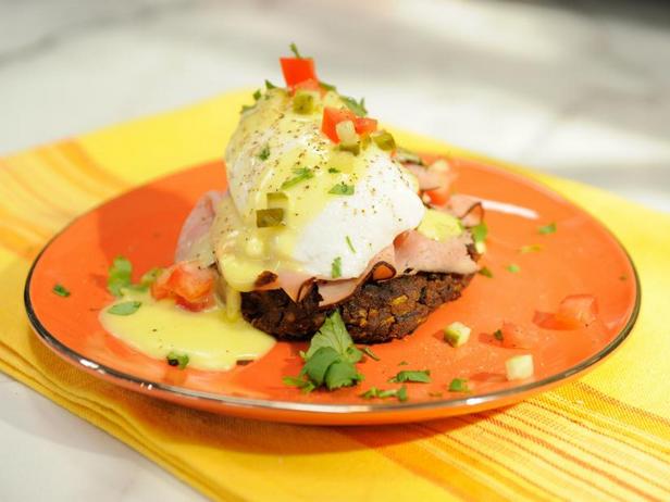 Wie man Eggs Benedict mit schwarzen Bohnenburgern zubereitet