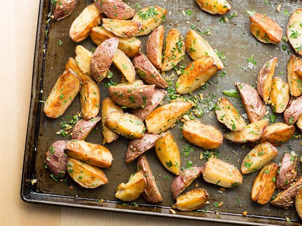 بطاطا صغيرة مشوية مع الثوم