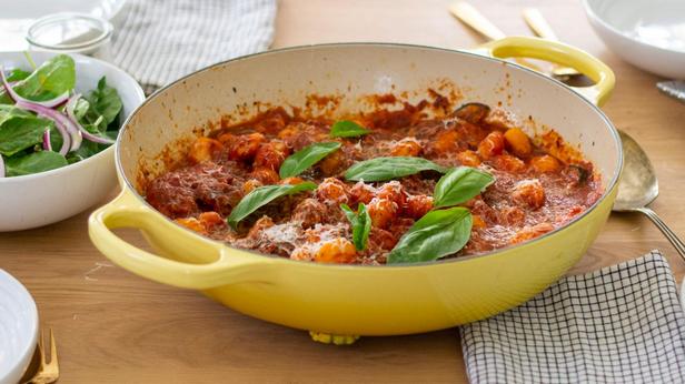 Zubereitung – Hähnchengnocchi aus einer Pfanne mit Tomaten-Basilikum-Sauce